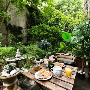 Un Coin De Paradis Avec Jardin A Montmartre , Paris France